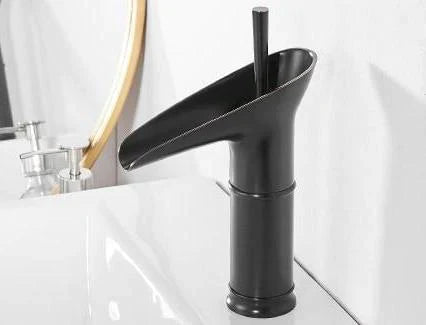 Moderne krom vandfaldshane. Stilfuldt badeværelsesarmatur med glat finish.