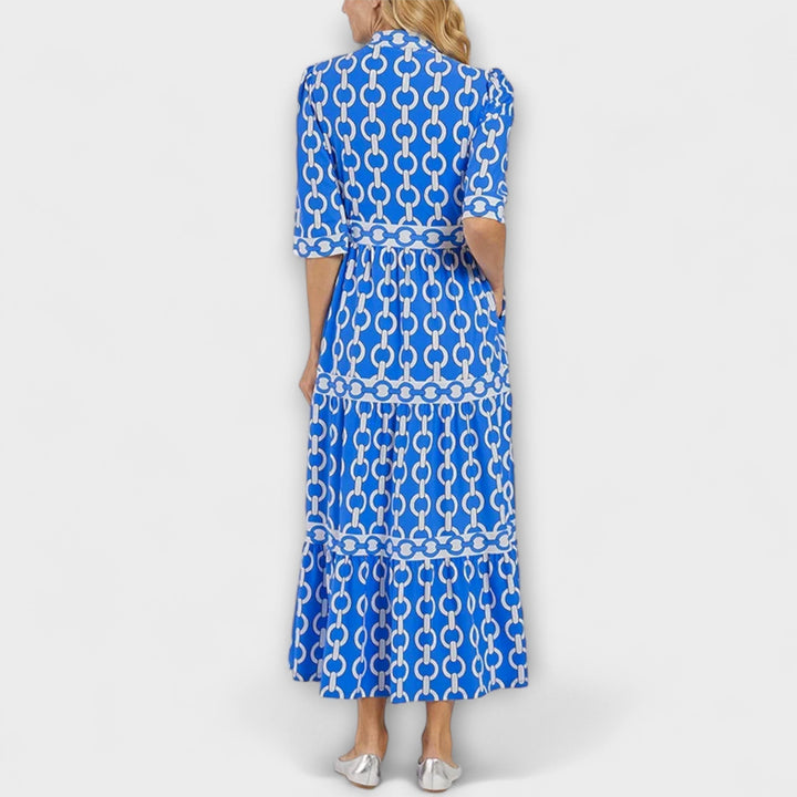 Elegant midi kjole med iøjnefaldende kædemønster. Perfekt som stilfuld sommerkjole til kvinder.