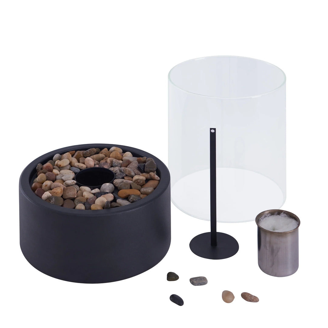 "Elegant moderne bordpejs i glas og metal med levende flamme, perfekt til hyggelige hjem og moderne indretninger."