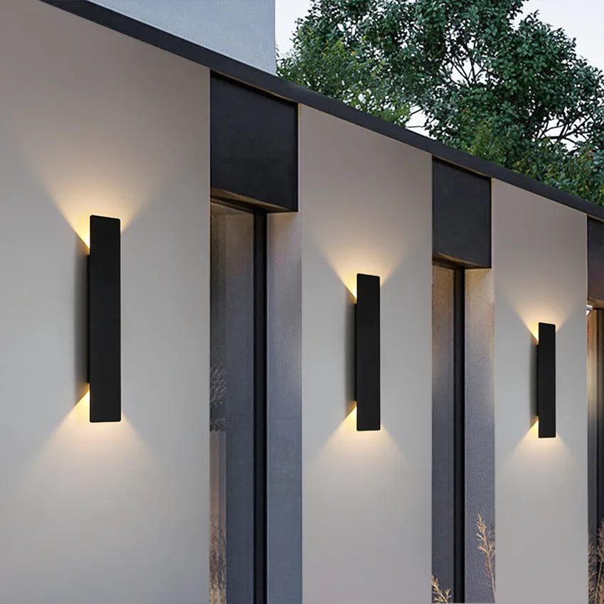 Elegant, moderne udendørs væglampe med kraftig LED-belysning, perfekt til facade og indgang.