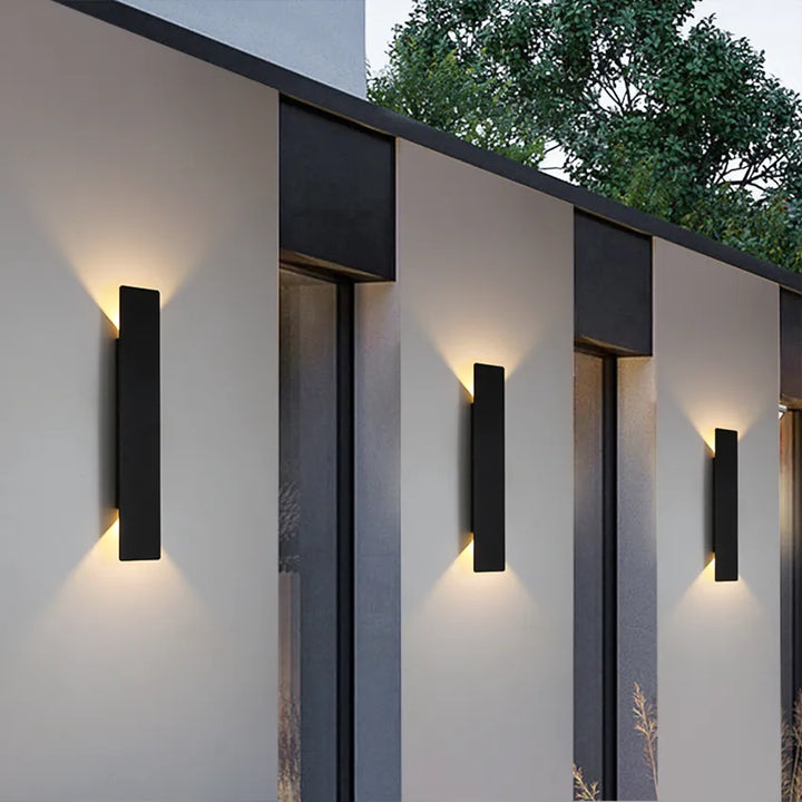 Elegant, moderne udendørs væglampe med kraftig LED-belysning, perfekt til facade og indgang.
