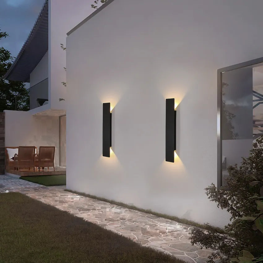 Vejrbestandig IP65 LED væglampe i et stilrent design, ideel til langvarig udendørs belysning.