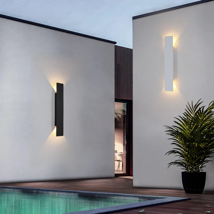 Moderne facadebelysning: LED væglampe der skaber en indbydende atmosfære udendørs med effektivt lys.