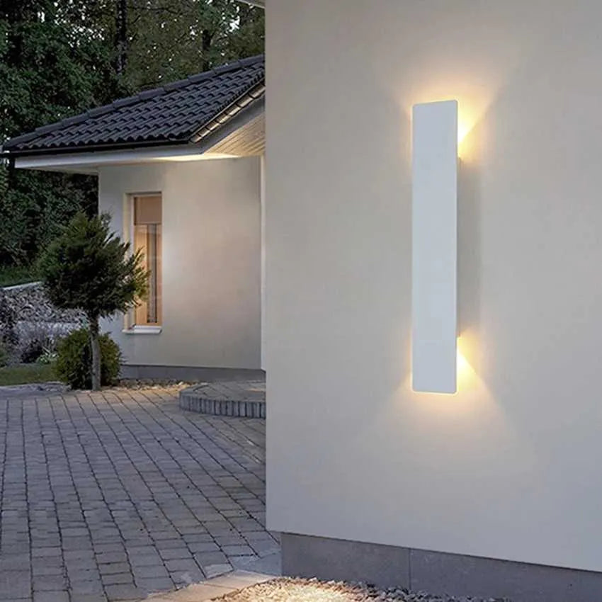 Robust udendørslampe med energieffektiv LED, designet til at modstå vejr og vind på terrassen.