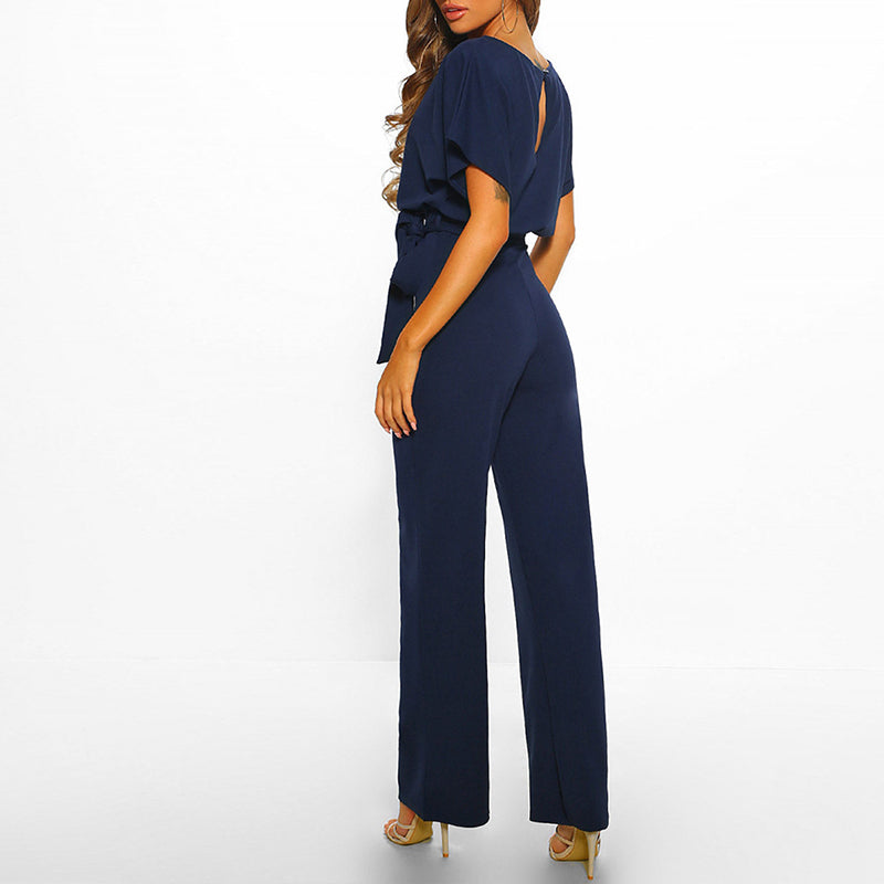 "Elegant mørkeblå kvinders jumpsuit med flatterende silhuet, perfekt til både hverdag og formelle anledninger."