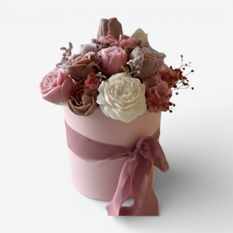 Elegant mors dag buket i lyserøde nuancer, kunstige blomster til bordpynt og hjemmedekoration.