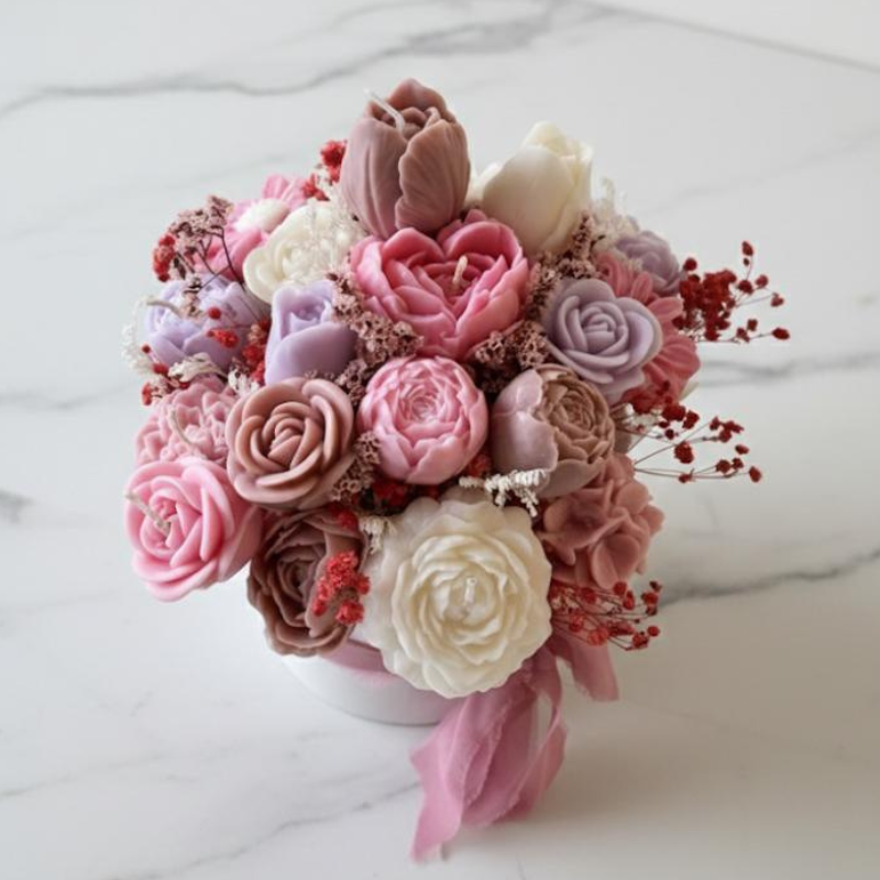 Smuk lyserød blomsterbuket som mors dag gave. Ideel kunstig dekoration til bordpynt og stue.