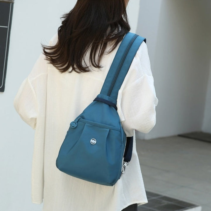 Multifunktionel rygsæk/crossbody taske i elegant oxford-stof for hverdagsbrug.