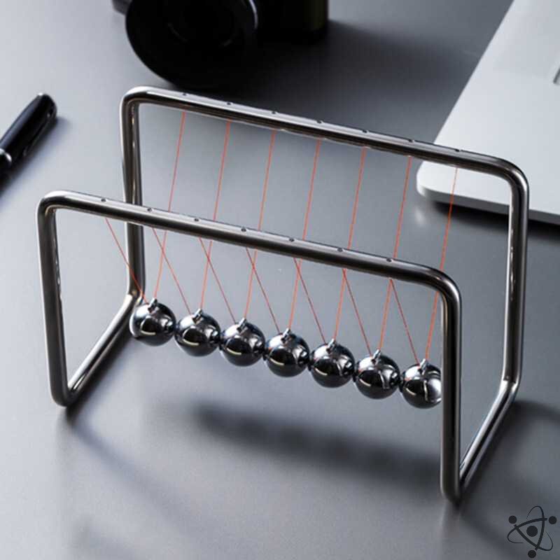 Elegant Newtons Vugge pendul med skinnende stålkugler. Perfekt videnskabelig skrivebordsdekoration og stressaflaster til kontoret.