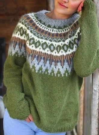 Kvinde i flot nordisk striktrøje, der udstråler hygge og stil. Perfekt sweater til en kold vinterdag.