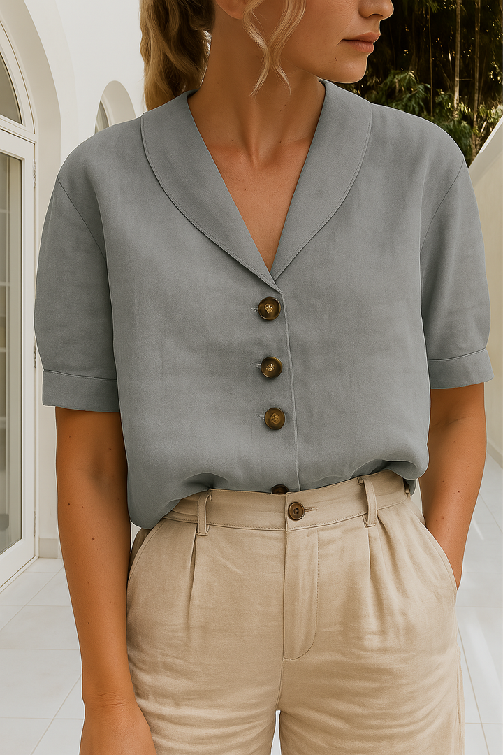 Feminine omslagsbluse med elegant snit, der fremhæver klassisk stil. En alsidig bluse til mange lejligheder.