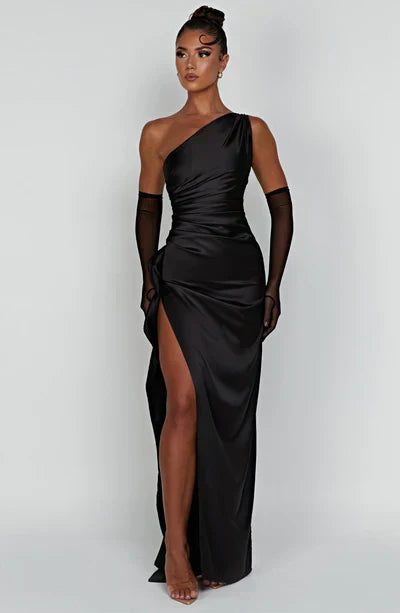 Kvinde maxikjole med draperet one shoulder design og flot høj slids. Ideel som elegant aftenkjole.