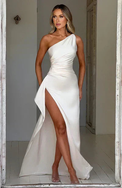 Rød one shoulder maxikjole med elegant drapering og dramatisk slids. Stilfuld festkjole til kvinder.
