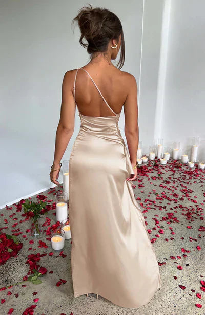 Smuk draperet one shoulder maxikjole med slids. Velegnet som aften-, galla- og festkjole til kvinder.