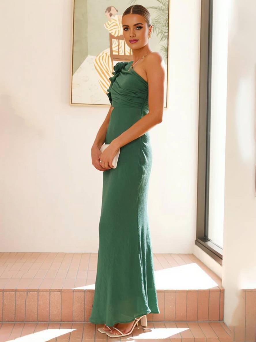 Stilfuld one shoulder aftenkjole for kvinder, figursyet pasform, elegant slids.