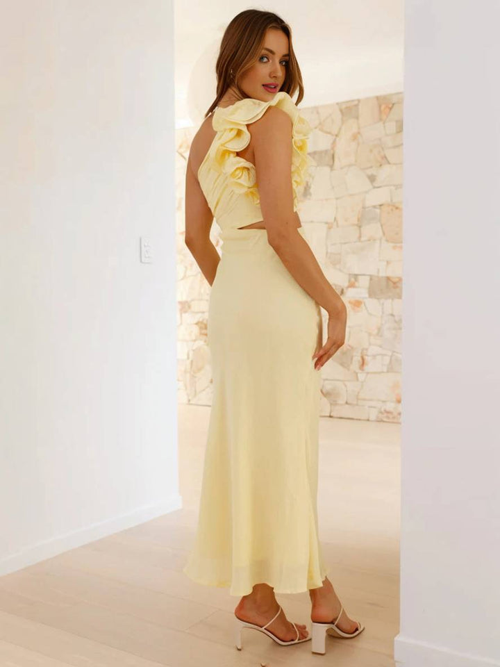 Figursyet one shoulder aftenkjole til kvinder, elegant og med flot slids.