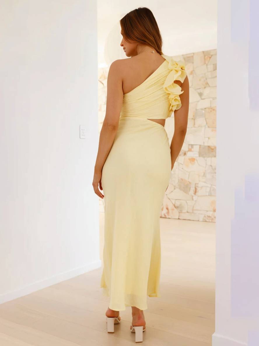 Sommer midikjole til kvinder: one shoulder, elegant og med komfortabel slids.