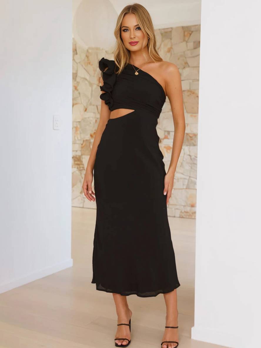 Festkjole til damer: elegant one shoulder midikjole med flatterende slids.
