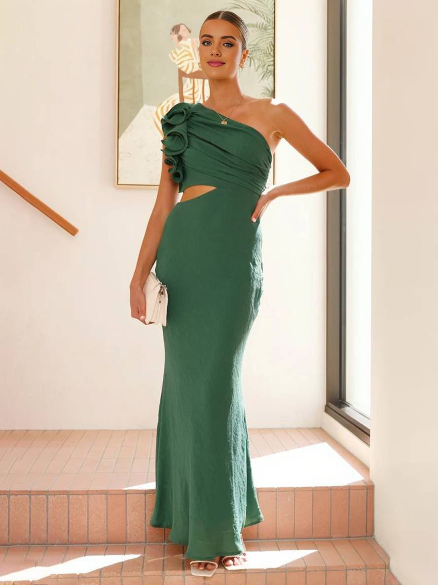 Enkelt elegant one shoulder kjole med slids, ideel til kvinders fest.