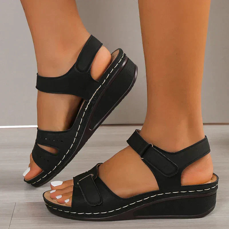 "Elegant, ortopædisk sandal med god fodstøtte, åben tå, enkel rem, ideel til komfort og stil i forskellige farver."