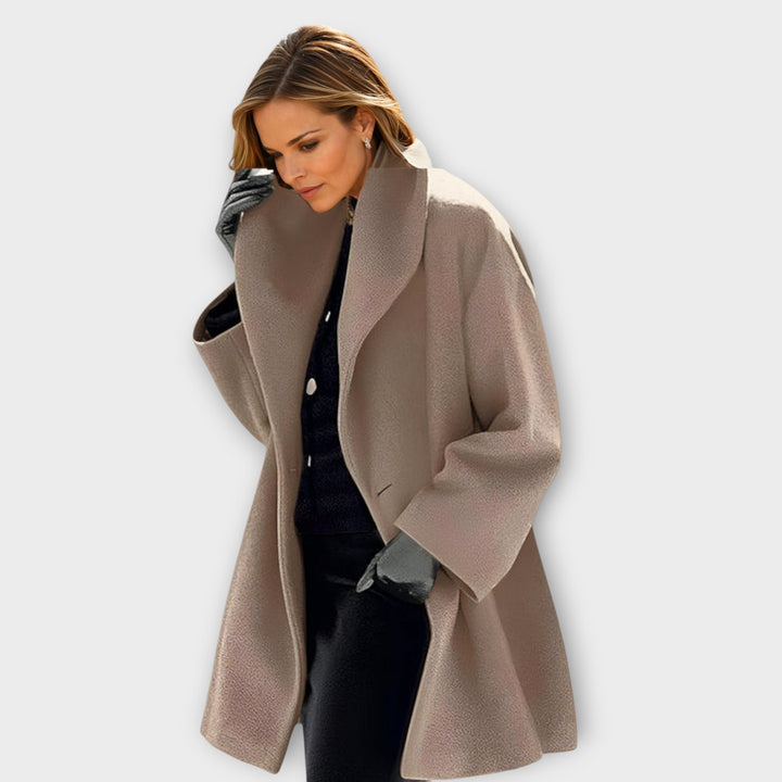 Stilfuld dame oversize frakke med markant revers. Tidløs dameovertøj perfekt til moderne vinterlook.