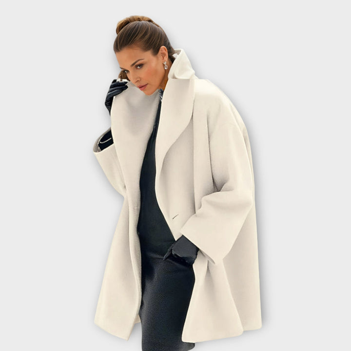 Alsidig damejakke, oversize vinterfrakke med revers. Moderne design til en stilfuld og varm vinter.
