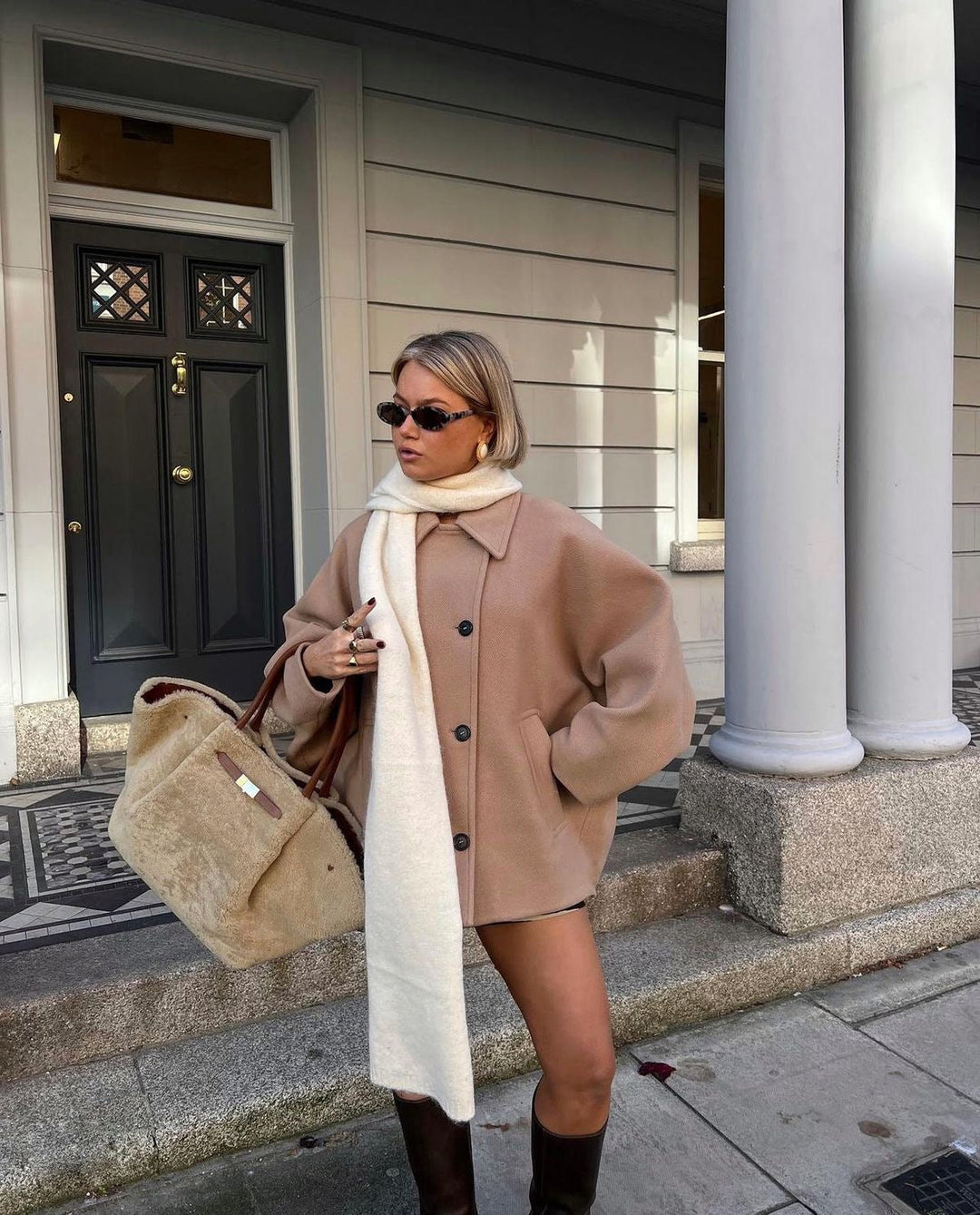 Klassisk oversized kvindefrakke; en alsidig damefrakke til både hverdag og fest i kølige sæsoner.