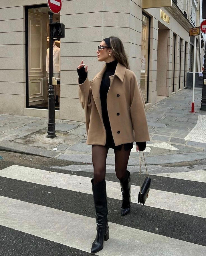 Elegant oversized kvindefrakke i klassisk snit, perfekt til et stilfuldt og varmt vinteroutfit.