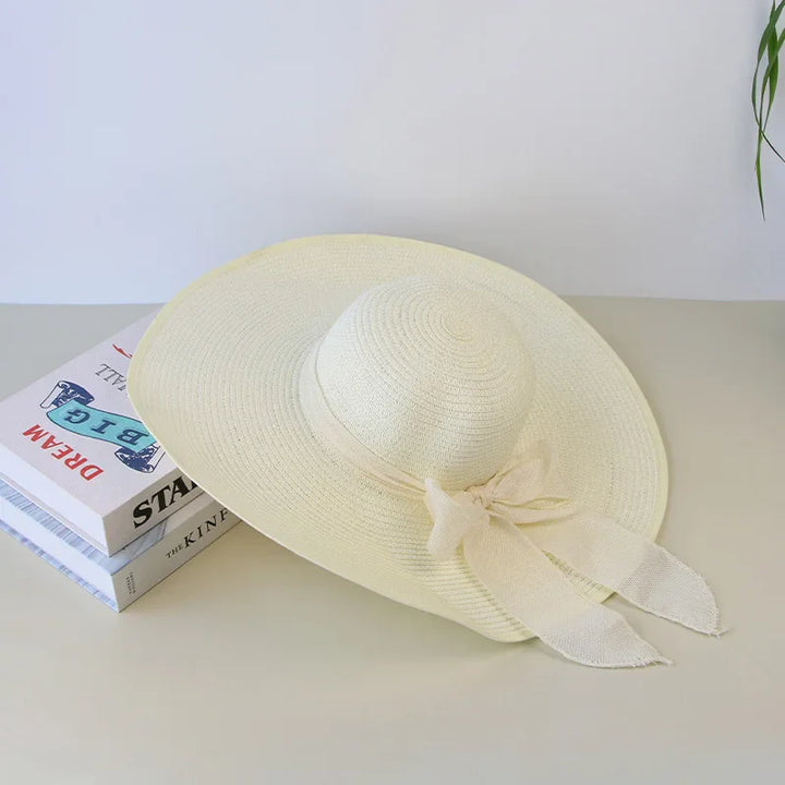 Elegant Panama hat med bred skygge, bueknude og stråmateriale. Perfekt til stilfuld solbeskyttelse på solrige dage.