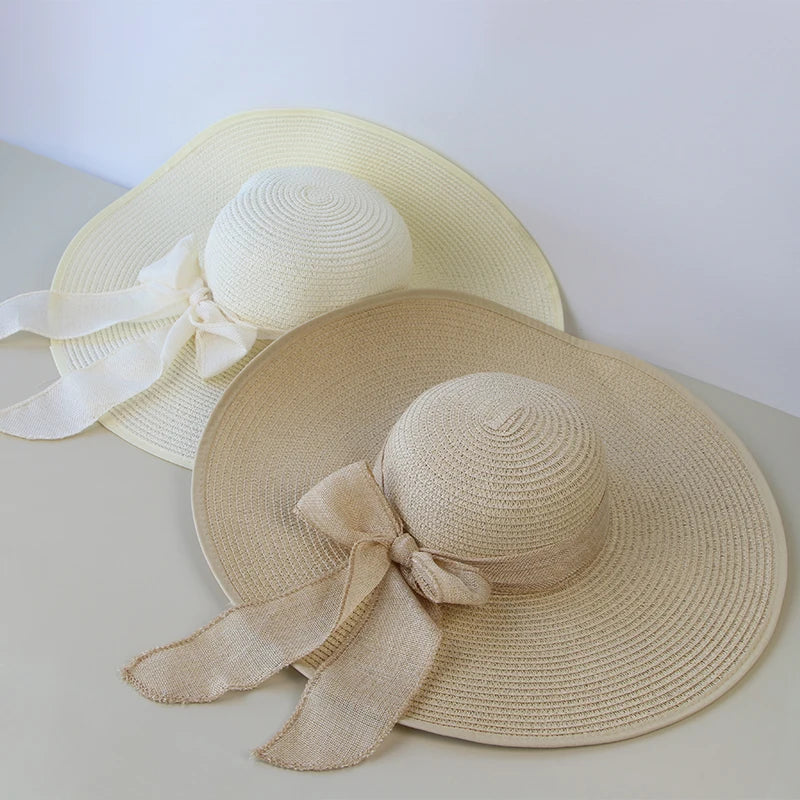 Elegant Panama hat med bred skygge, bueknude og stråmateriale. Perfekt til stilfuld solbeskyttelse på solrige dage.