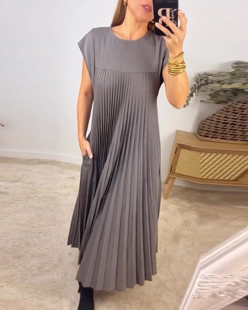 Chic beklædning: plisseret maxi kjole med komfortabel pasform og elegant look.