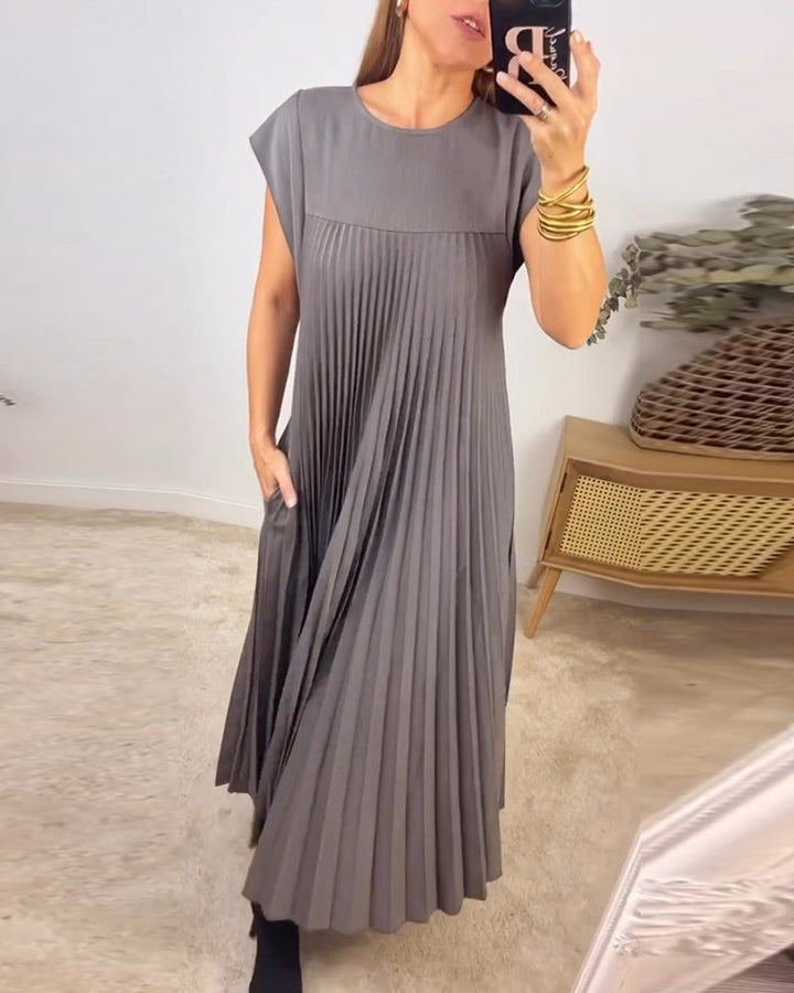 Chic beklædning: plisseret maxi kjole med komfortabel pasform og elegant look.