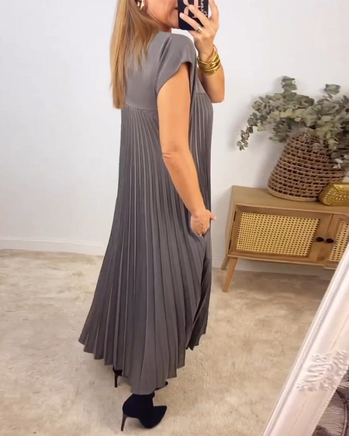 Let og flydende plisseret maxi kjole, der giver elegance og bevægelsesfrihed.