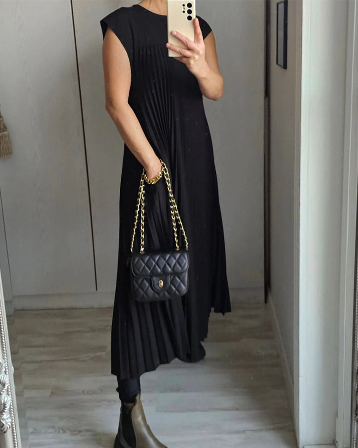 Elegant damekjole: plisseret maxi design med flatterende silhuet for kvindemode.