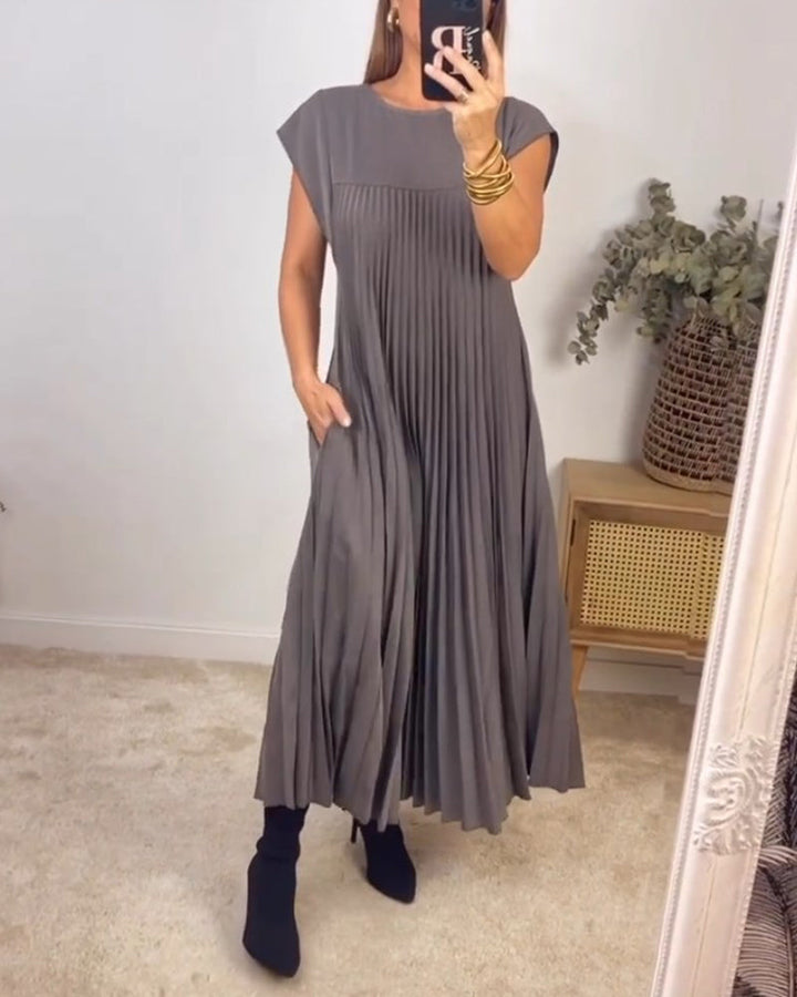 Trendy kvindemode: plisseret maxi kjole, lang og elegant, et must-have.