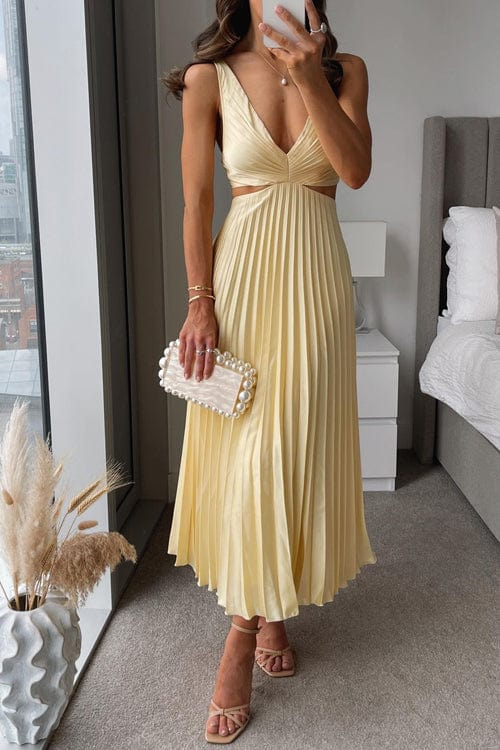 "Elegant plisseret satin kjole til kvinder med tidløs stil og raffineret look, perfekt til enhver anledning."
