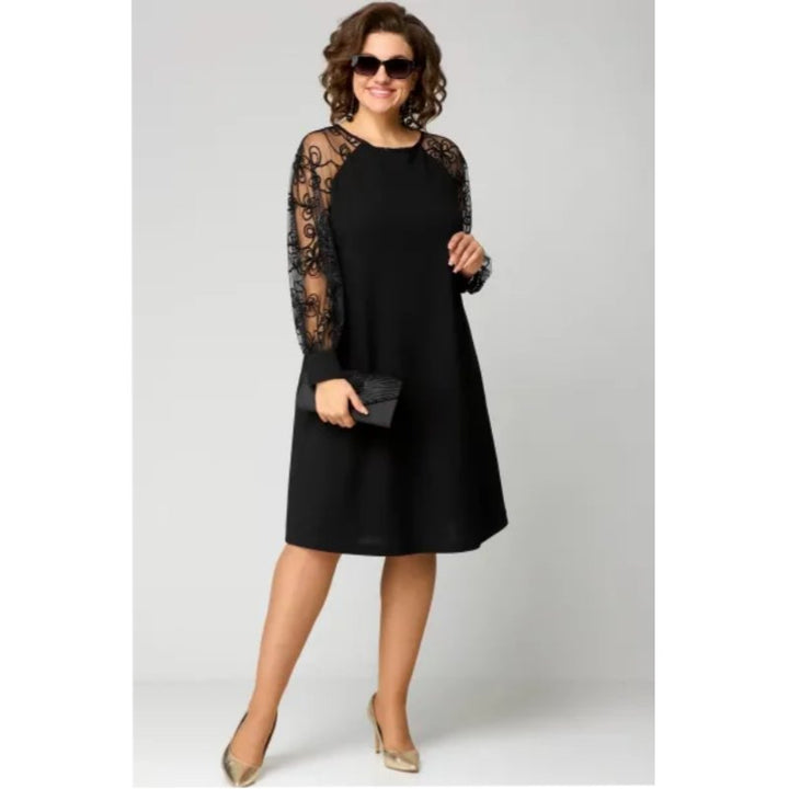 Elegant plus size blondekjole til kvinder med smukke transparente ærmer. Perfekt til fest og aftenbrug.