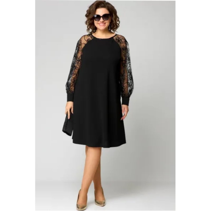 Sort plus size blondekjole med delikate lange transparente ærmer. En elegant festkjole til enhver begivenhed.