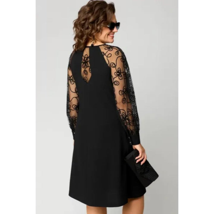 Smuk plus size blonde cocktailkjole til dame, designet med stilfulde transparente ærmer. Ideel til fest.