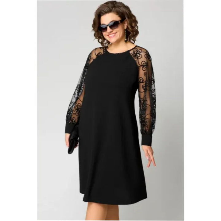 Elegant sort blondekjole til kvinder i plus size, med langærmede transparente detaljer for en raffineret stil.