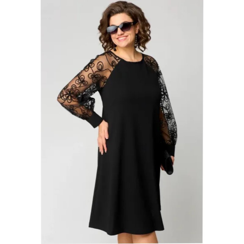 Festlig plus size aftenkjole i sort blonde, med flotte transparente ærmer. Skøn kvindekjole til særlige lejligheder.