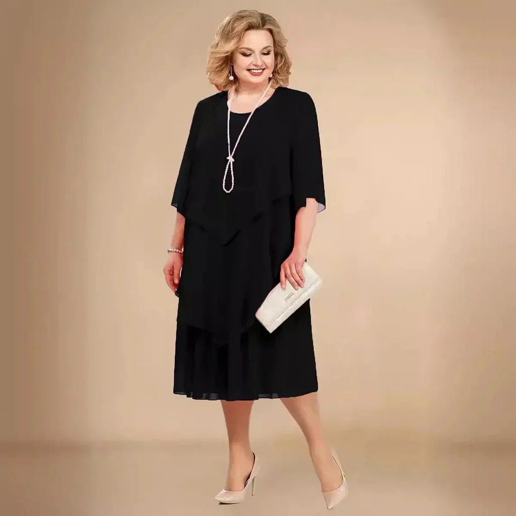 Elegant plus size chiffon festkjole til kvinder. Knælang damekjole med asymmetrisk design, perfekt til aftenbrug.