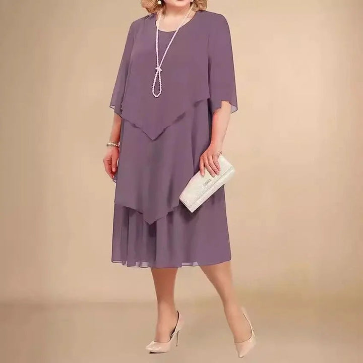 Asymmetrisk knælang chiffon kjole i plus size. Stilfuld elegant damekjole, ideel som festkjole for kvinder.