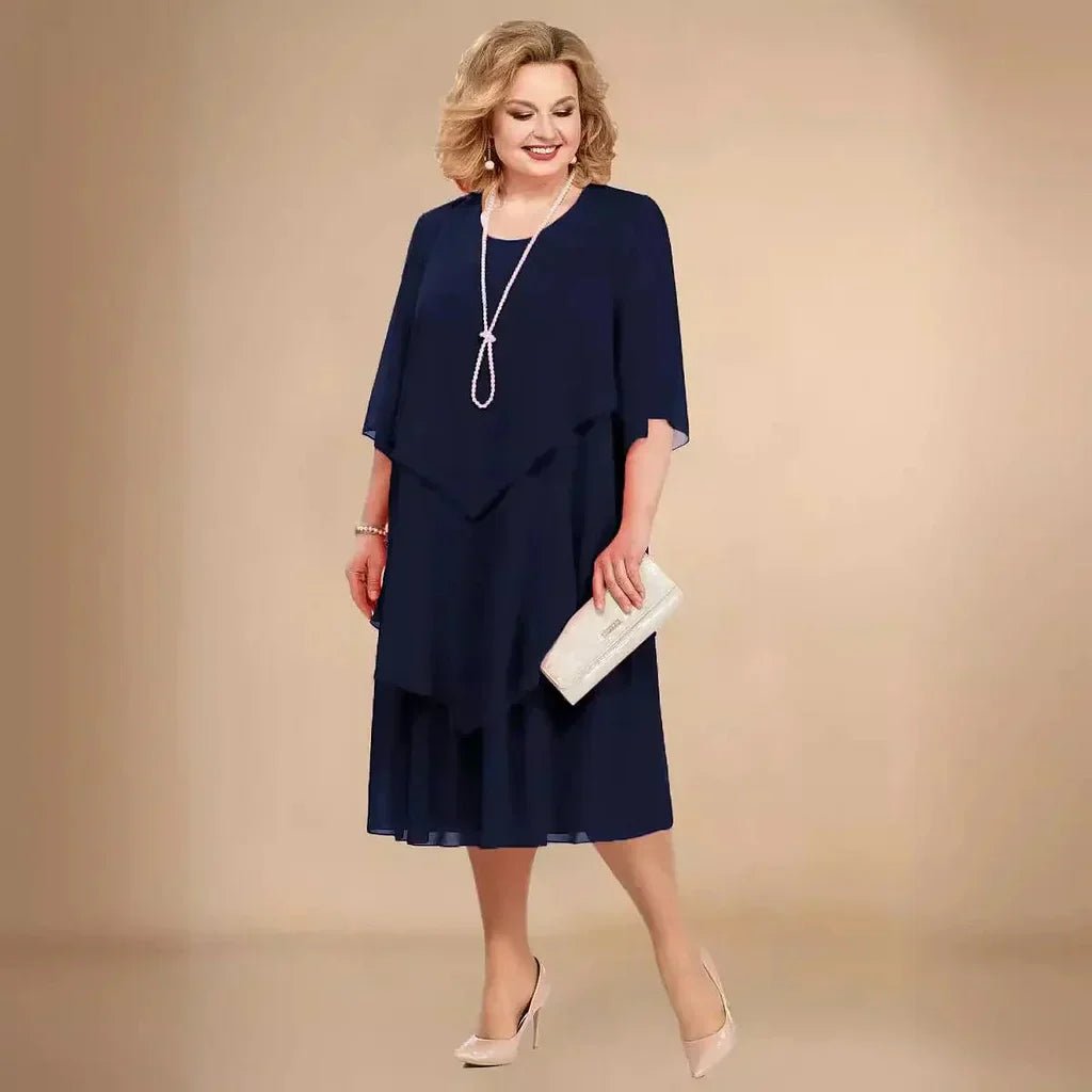 Smuk plus size aftenkjole i elegant chiffon. Festkjole med asymmetrisk kant til kvinder i stor størrelse.
