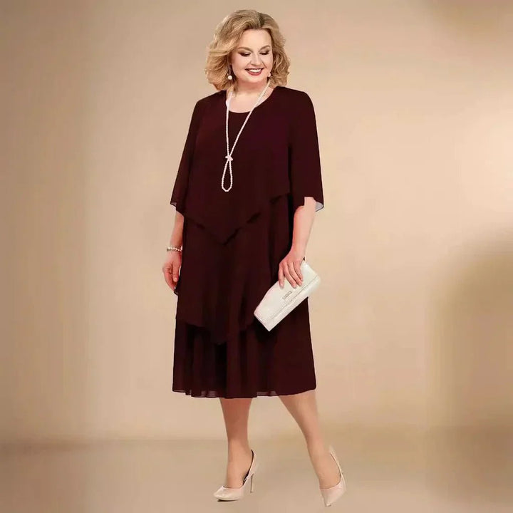 Chiffon plus size kjole med asymmetrisk design. Elegant knælang damekjole, perfekt som festkjole eller til aften.