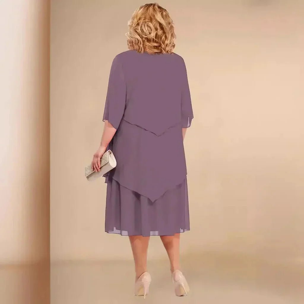 Elegant asymmetrisk plus size kjole i chiffon. Knælang festkjole til kvinder, perfekt som aftenkjole i stor størrelse.