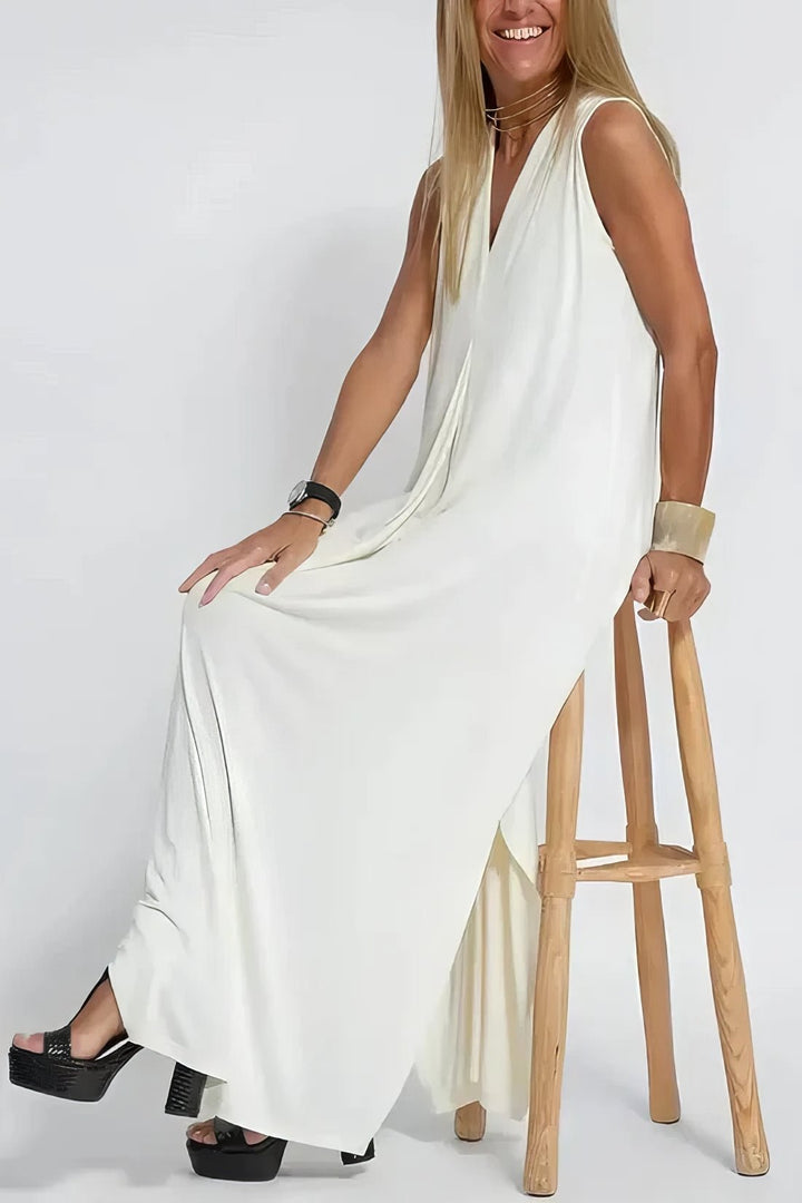 Klassisk lang plus size kjole med V-udskæring og ærmeløst design for et sofistikeret look.