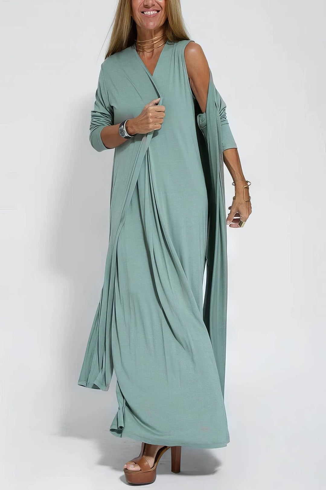 Luftig sommer plus size kjole med V-udskæring og ærmeløst design, der falder smukt.