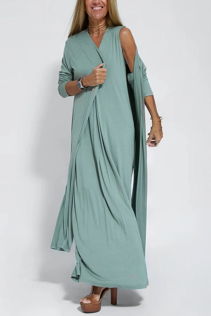 Luftig sommer plus size kjole med V-udskæring og ærmeløst design, der falder smukt.