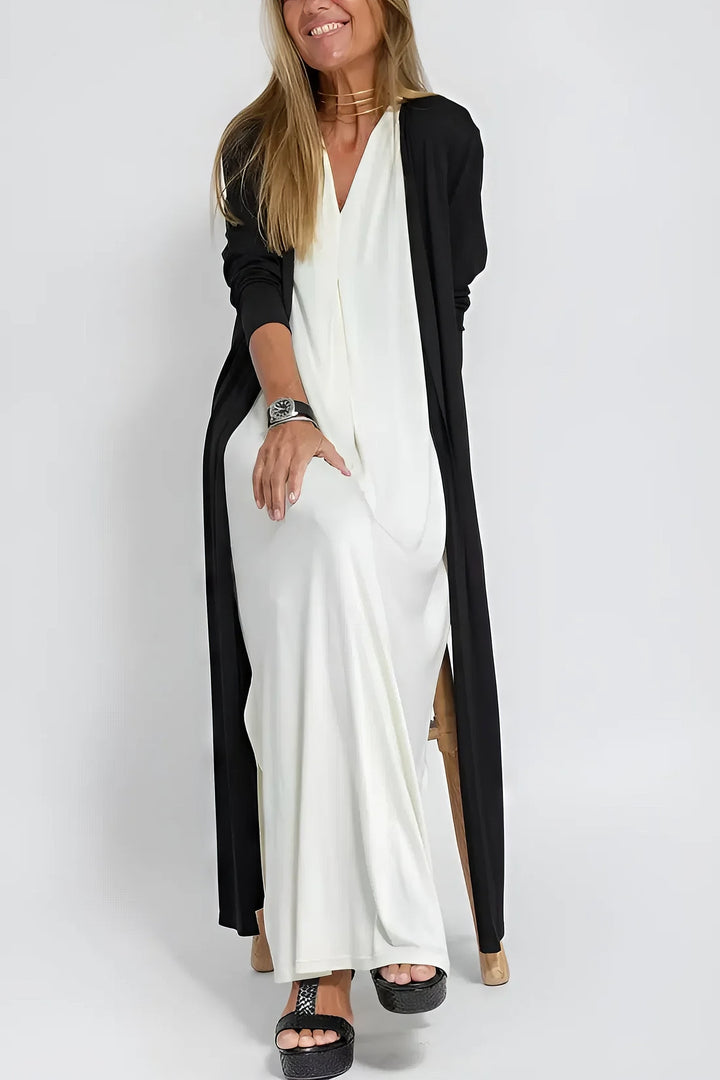 Tidløs ærmeløs plus size kjole med lang silhuet og elegant V-udskæring.